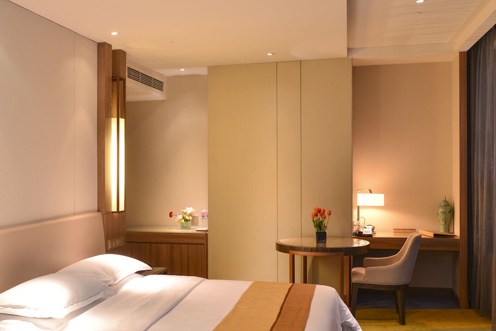 Room, 1 King Bed, Smoking photo 2