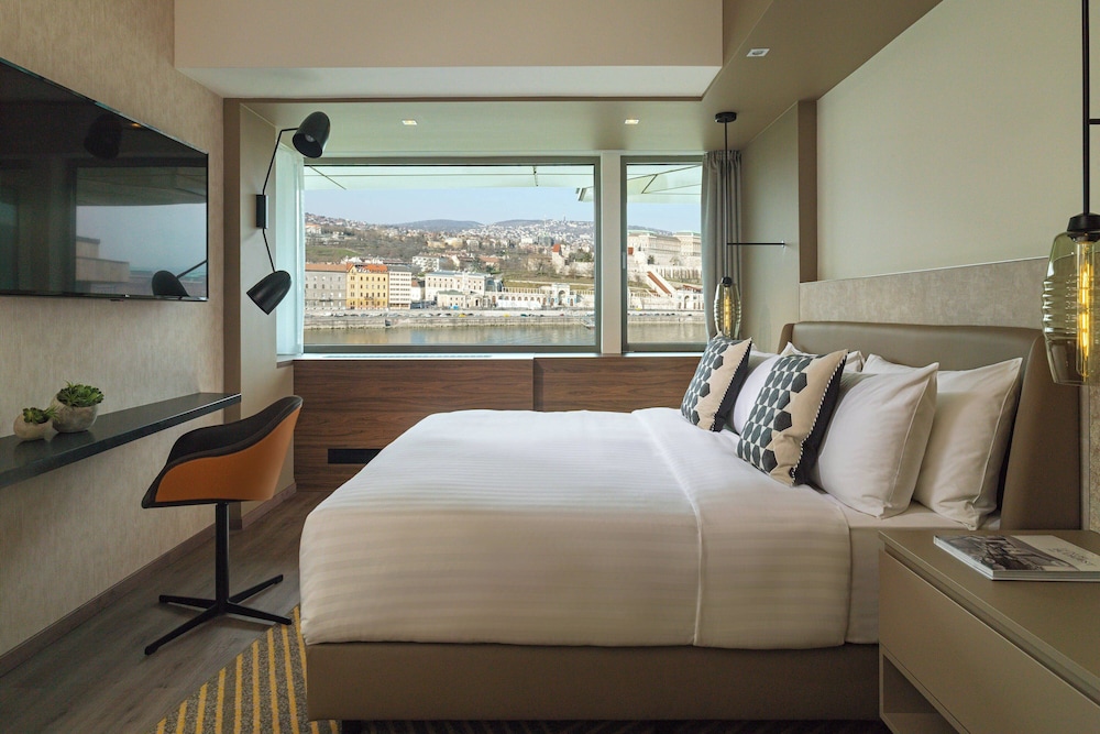 Executive Suite, 1 King Bed, River View