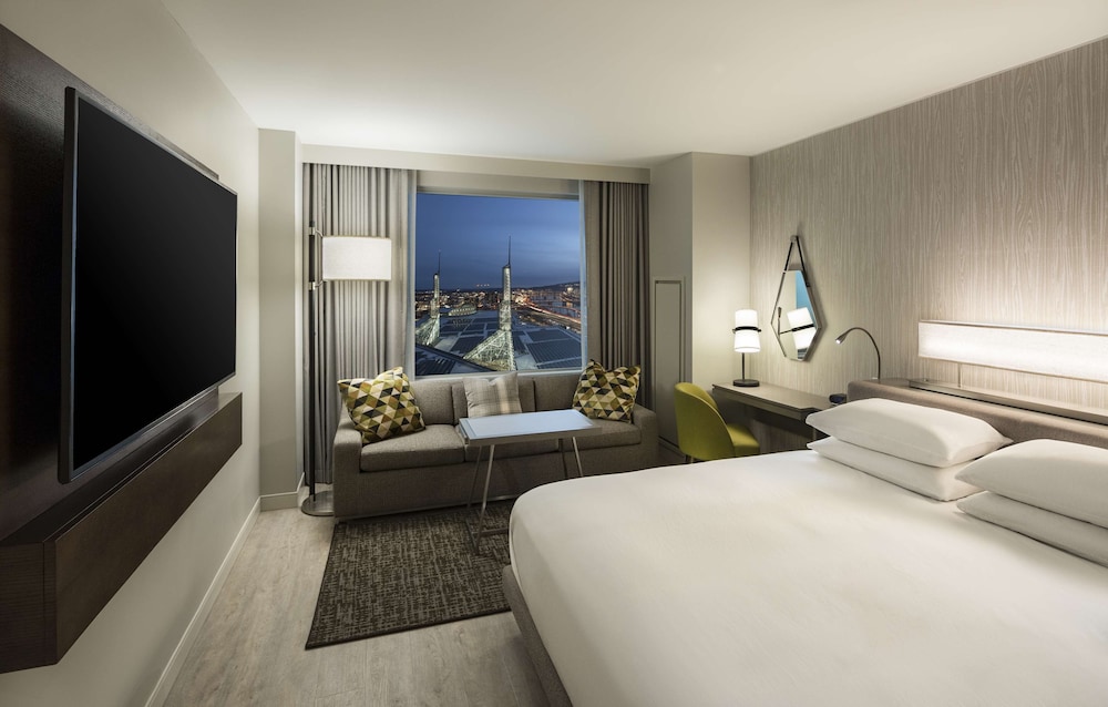 Room, 1 King Bed with Sofa bed (River and City View)