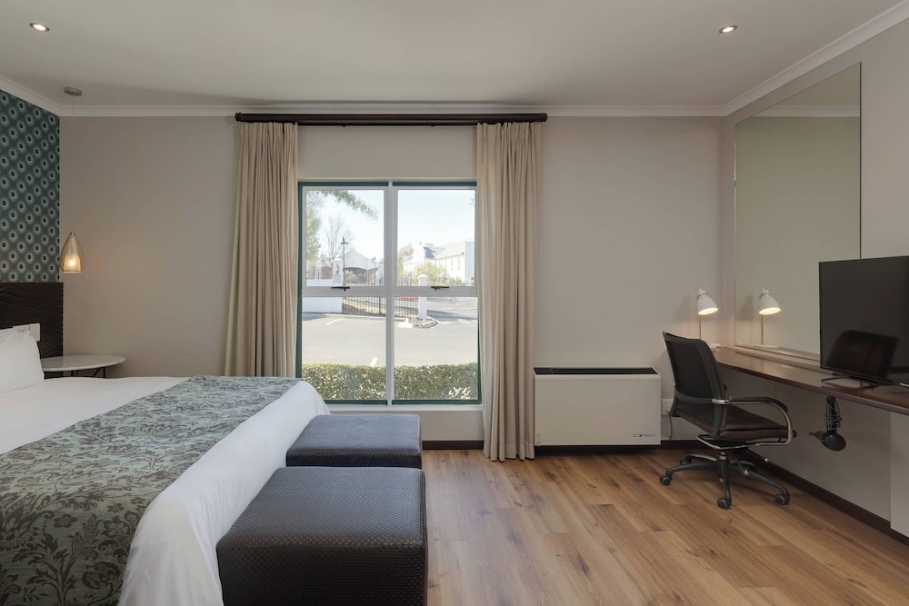 Room, 1 King Bed - Photo 3
