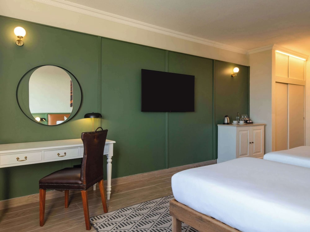 Classic Twin Room, 2 Twin Beds, Pool View - Photo 4