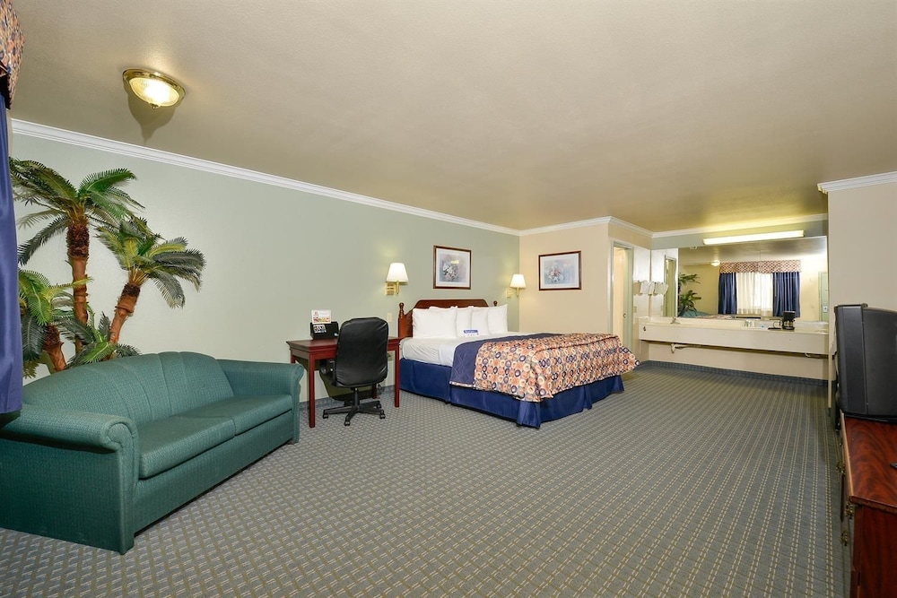 Deluxe Room, 1 King Bed, Non Smoking - Photo 2