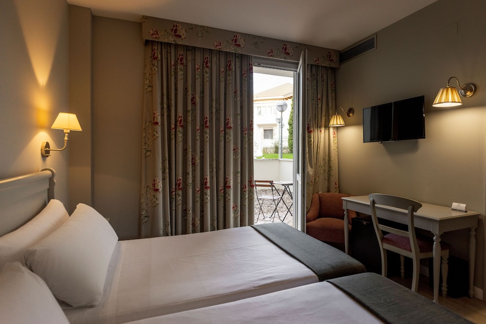 Standard Double or Twin Room photo 3