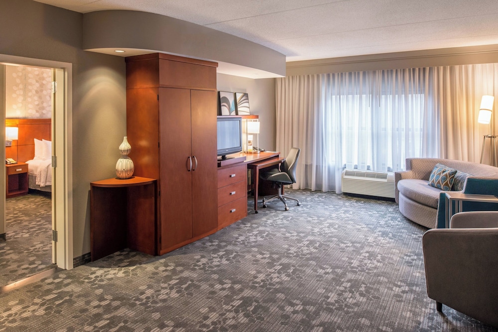 Suite, 1 Bedroom - Photo 1