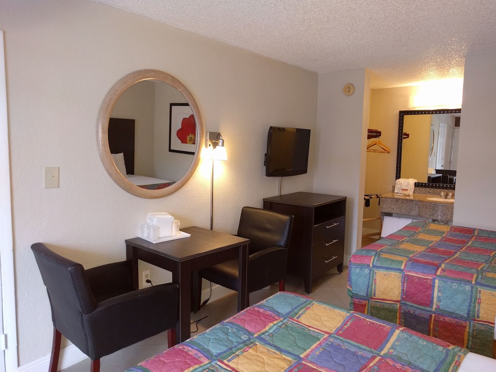 Standard Room, 2 Double Beds - Photo 9