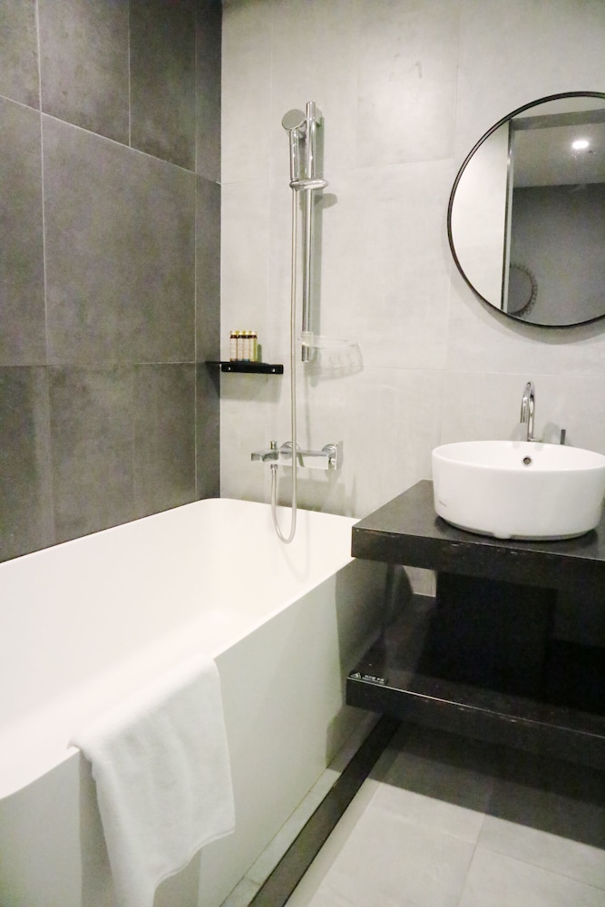Standard Double Room with Bathtub - Photo 2