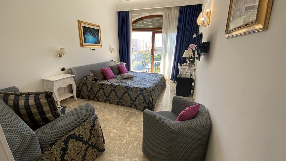 Junior Suite, Pool View - Photo 6