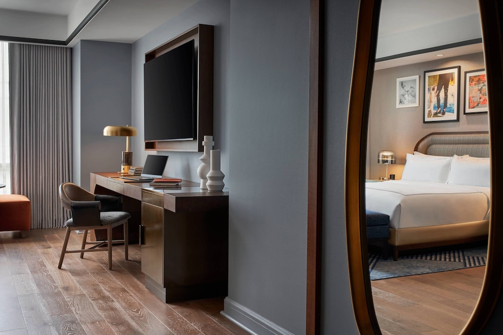 Premier Room, 1 King Bed - Photo 2