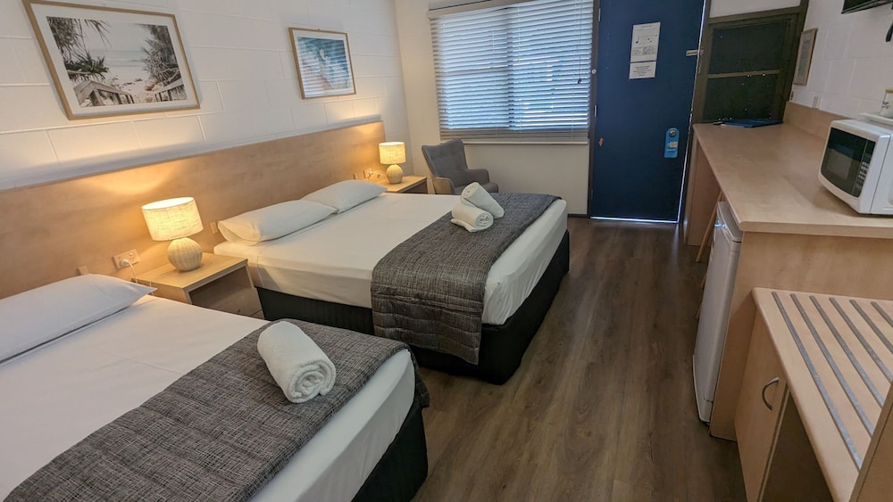 Deluxe Room (Deluxe Twin - Two Beds) photo 2