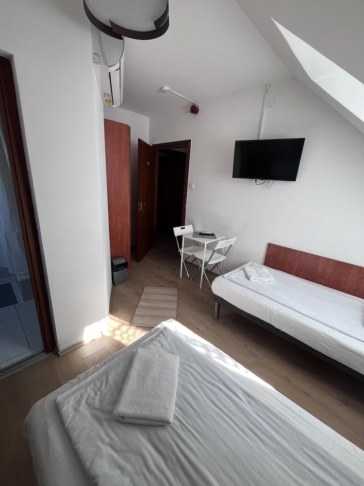 Standard Room, Multiple Beds photo 3