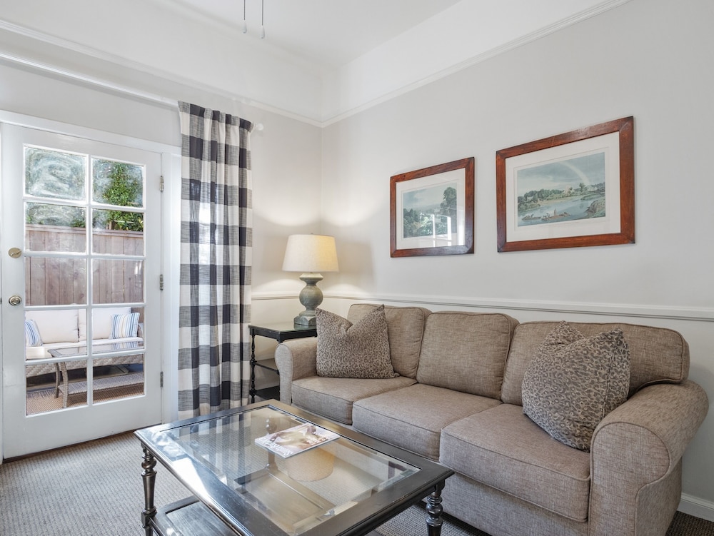 Superior Suite, 1 Queen Bed, Patio photo 2