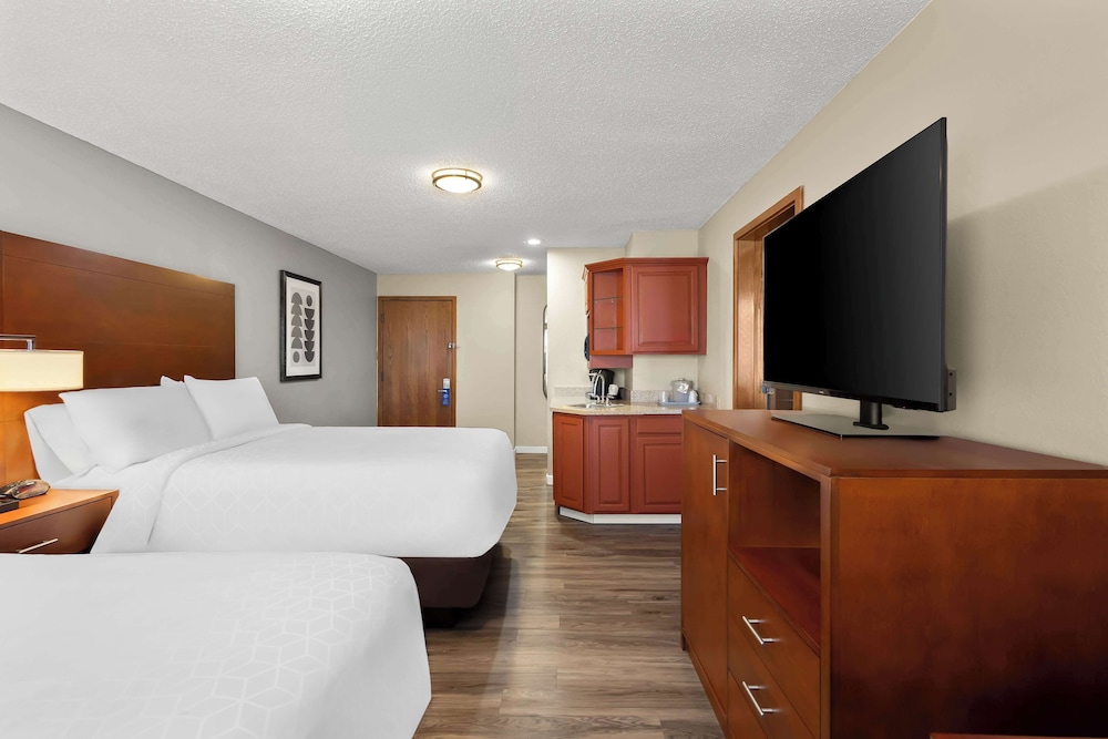 Suite, Multiple Beds, Non Smoking, Refrigerator & Microwave - Photo 1