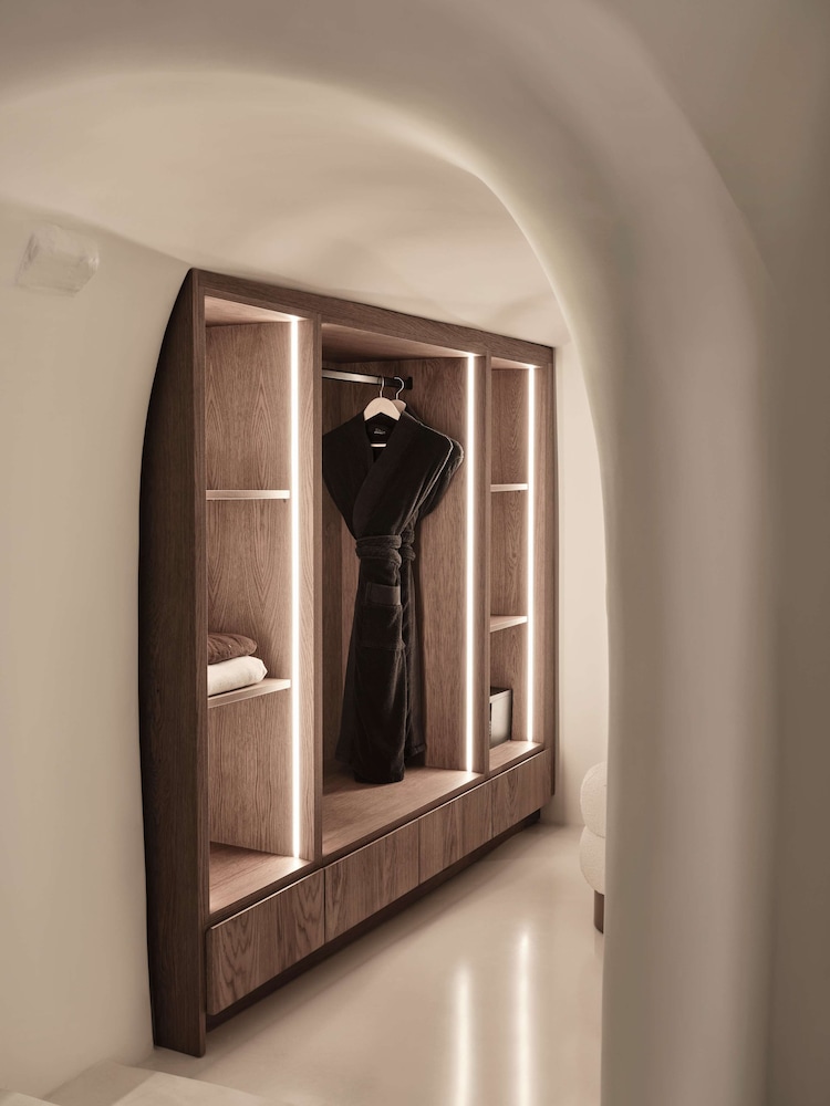 Elegant Suite with Hot tub - Photo 3