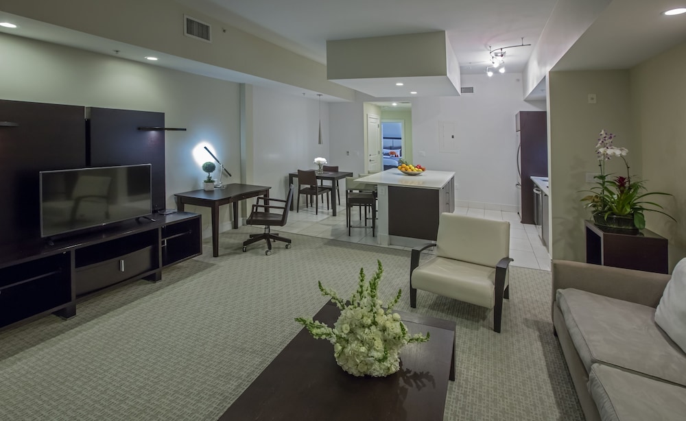 Deluxe Suite, Multiple Beds, Kitchen (Deluxe One Bedroom Double Suite) - Photo 5