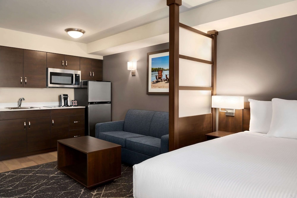 Suite, 1 Queen Bed, Non Smoking photo 1