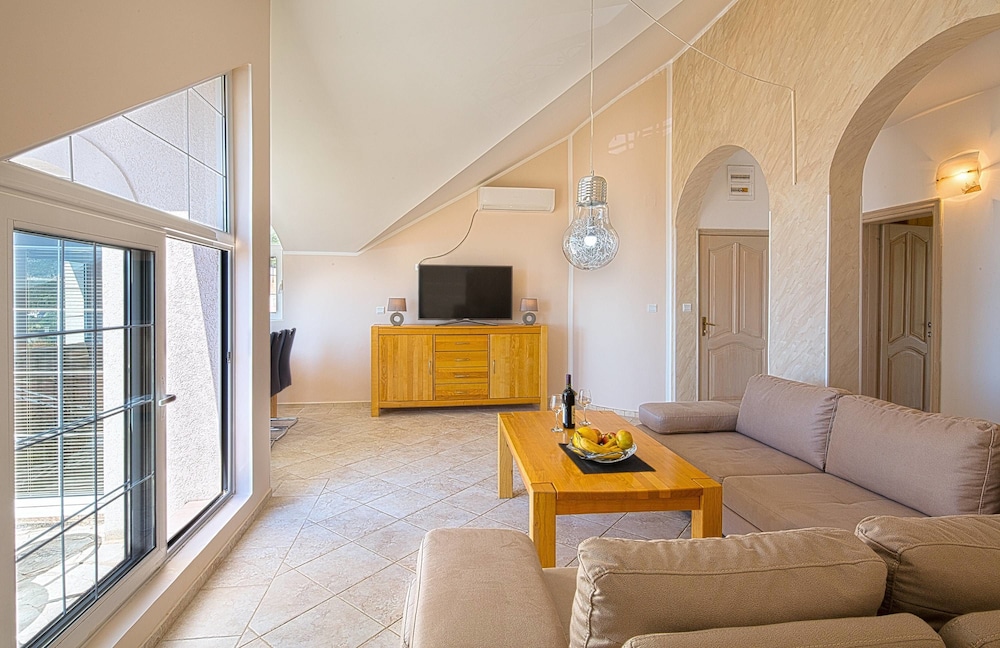Comfort Apartment, 3 Bedrooms, Terrace, Sea View photo 3