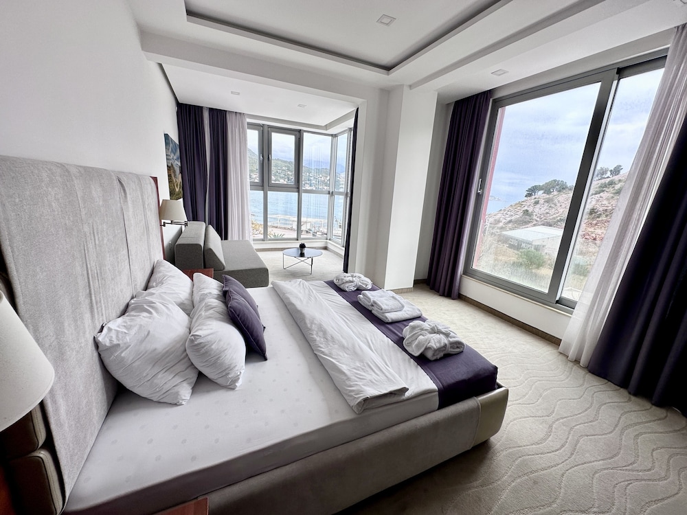 Deluxe Room, 1 King Bed With Sofa Bed, Pool Access, Sea View photo 3