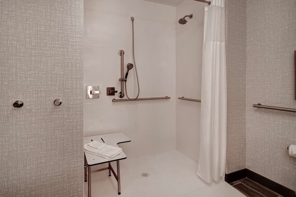 Room, 1 King Bed, Accessible (Mobility & Hearing, Roll-In Shower) photo 3
