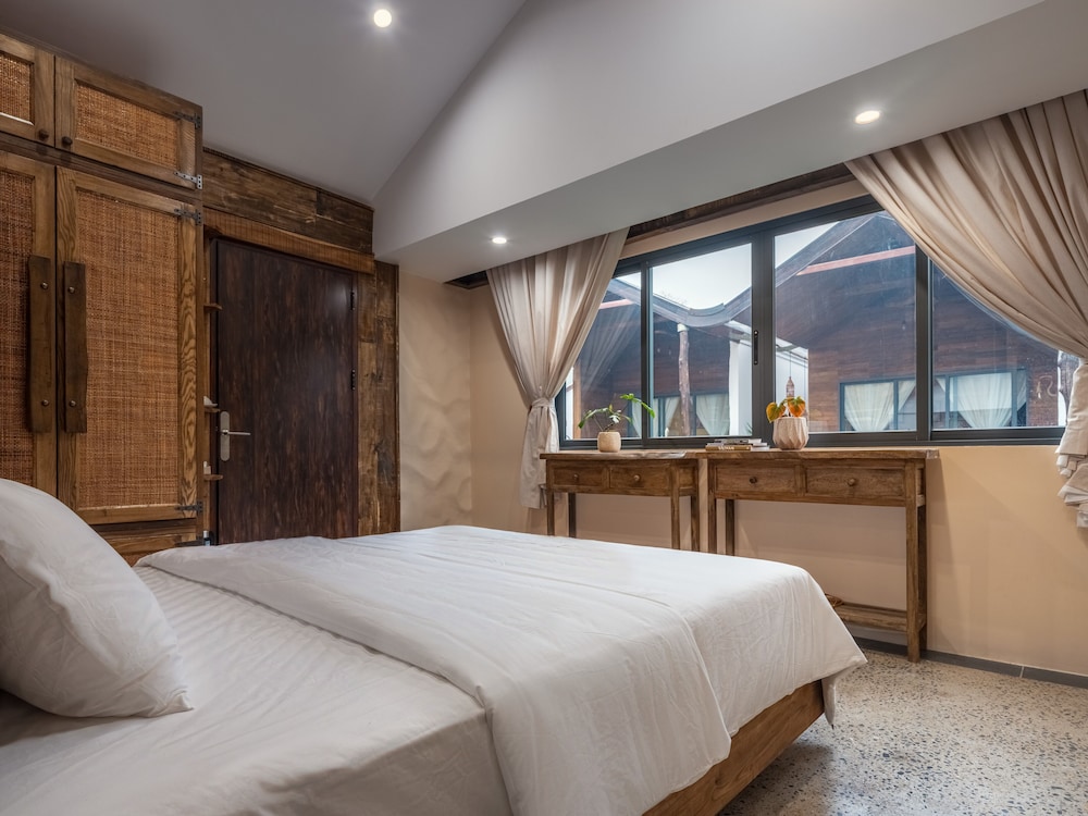 Deluxe Double Room, Pool View