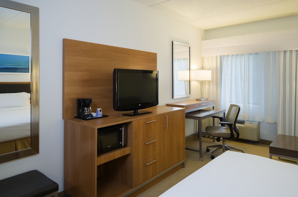 Standard Room, 2 Queen Beds, Ground Floor - Photo 2