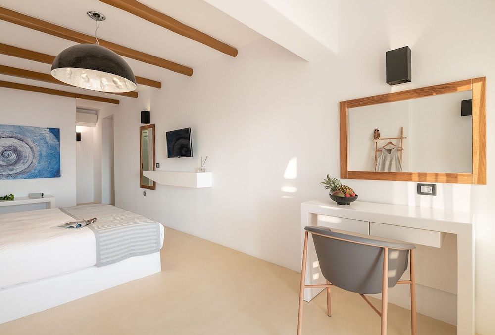 Sunset Crystal Suite with Hot Tub and Caldera View