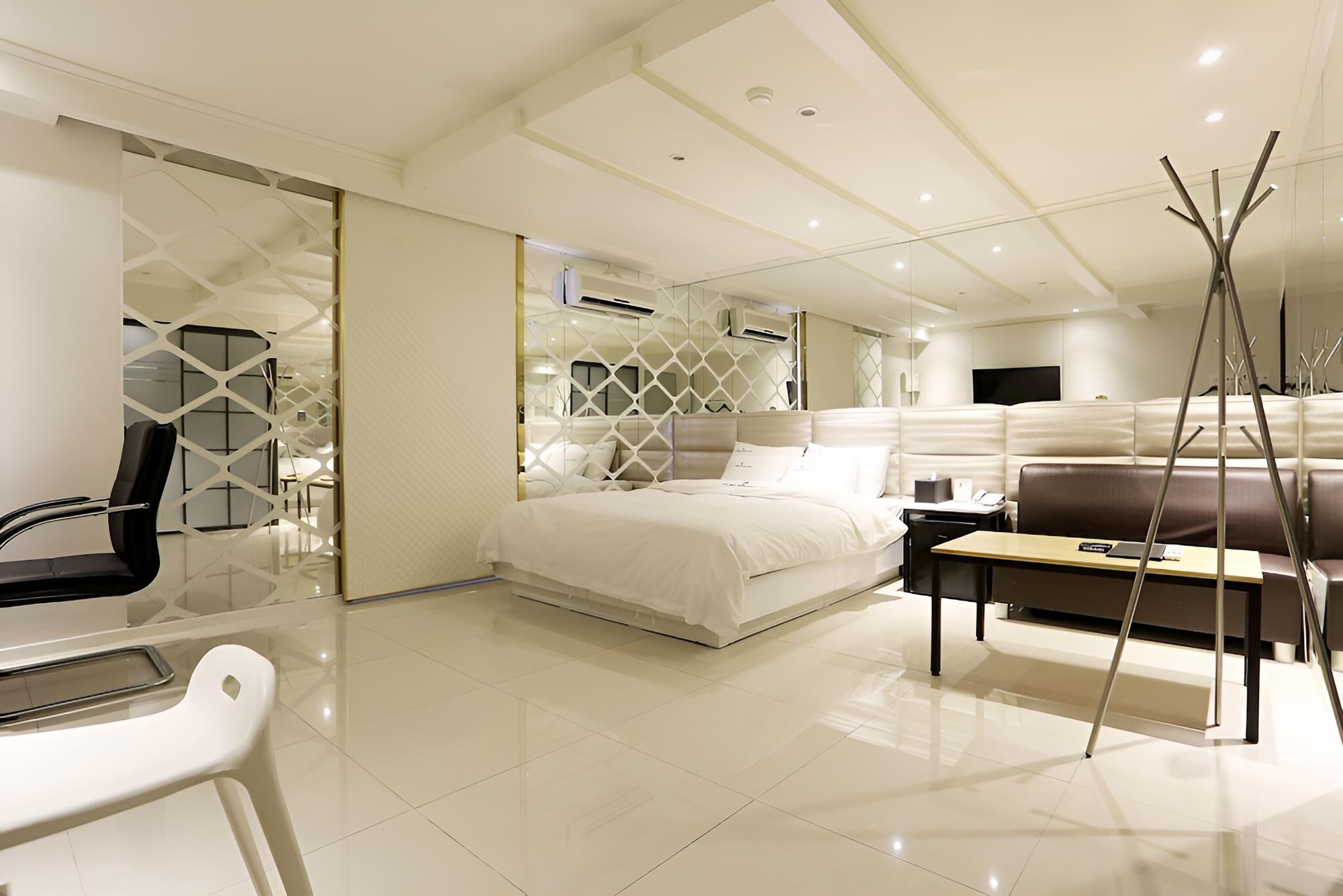 Room (Couple PC (65-inch smart TV + massage) - Photo 13