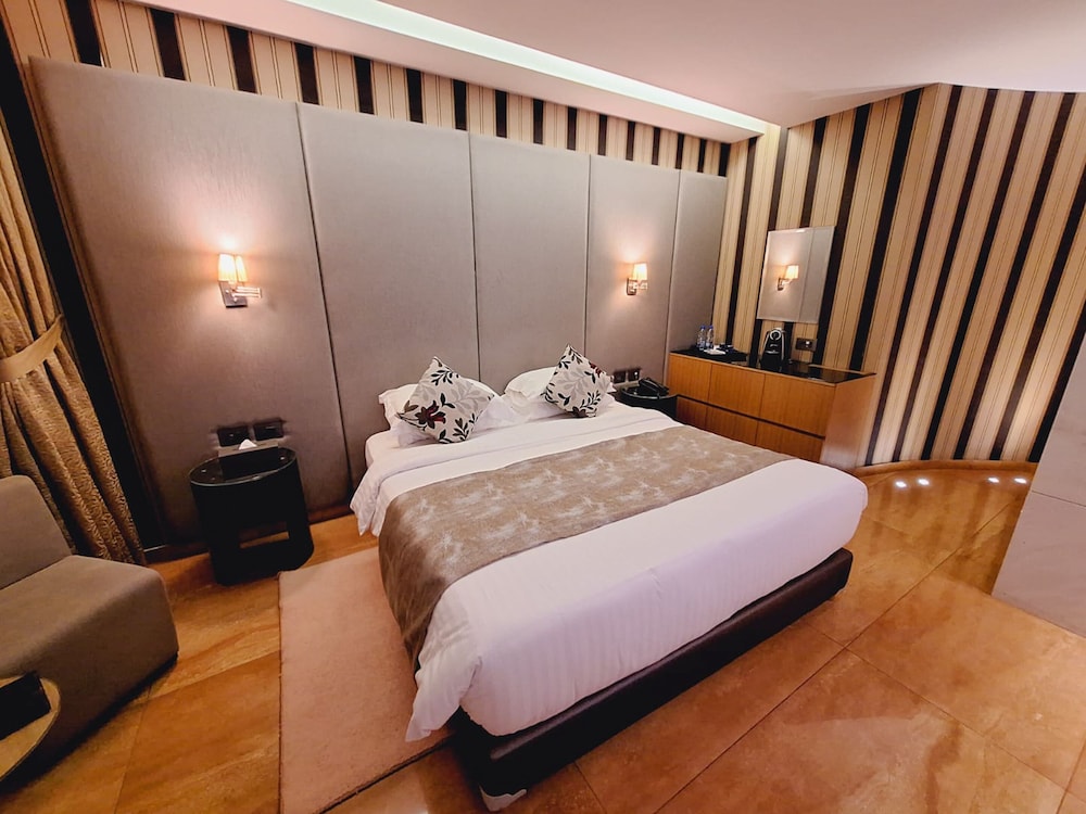 Executive Room, 1 King Bed, Partial Ocean View photo 2