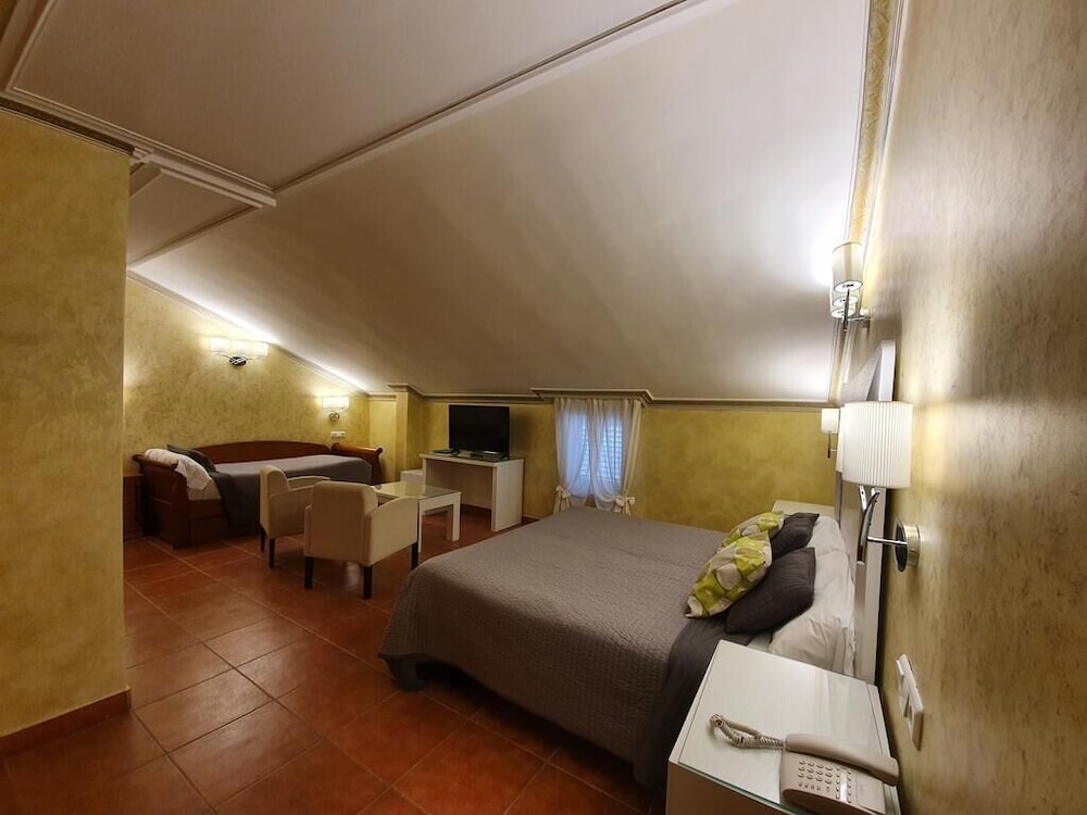 Triple Penthouse, Jetted Tub (no elevator)