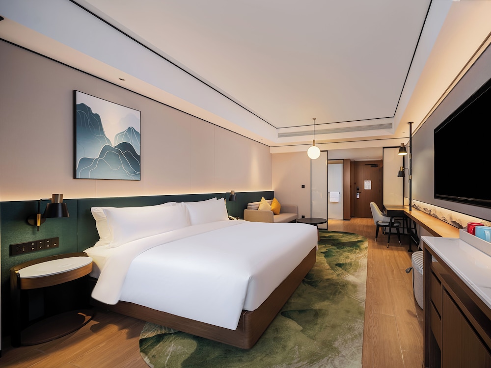 Superior Room, 1 King Bed photo 3