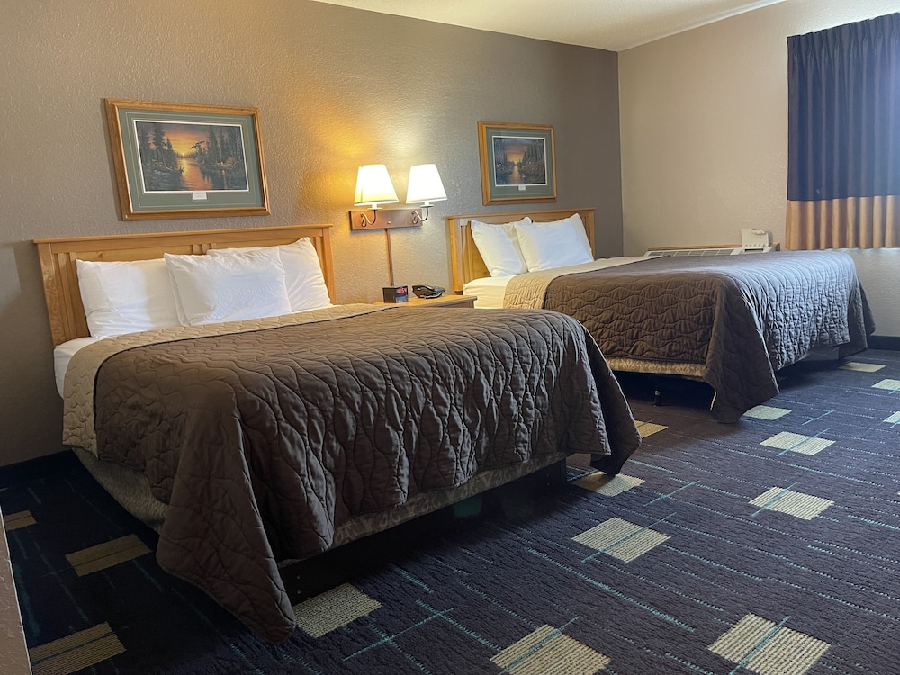 2 Queen Beds, NO PETS, Non-Smoking photo 3