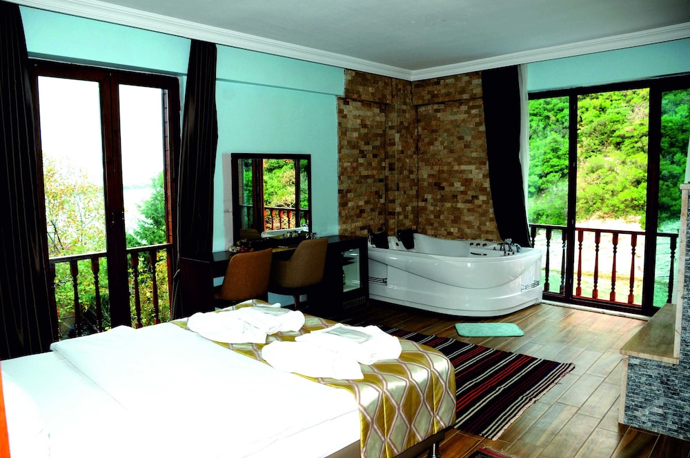 Deluxe Double Room, Jetted Tub, River View photo 1