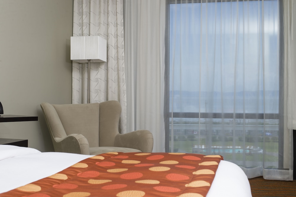 Aqua room with 1 king bed, river view - Photo 3