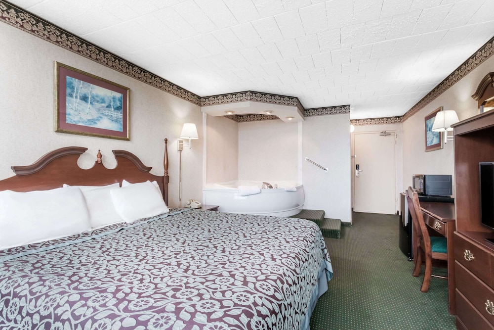 Deluxe Studio Suite, 1 King Bed, Non Smoking, Mountain View - Photo 3