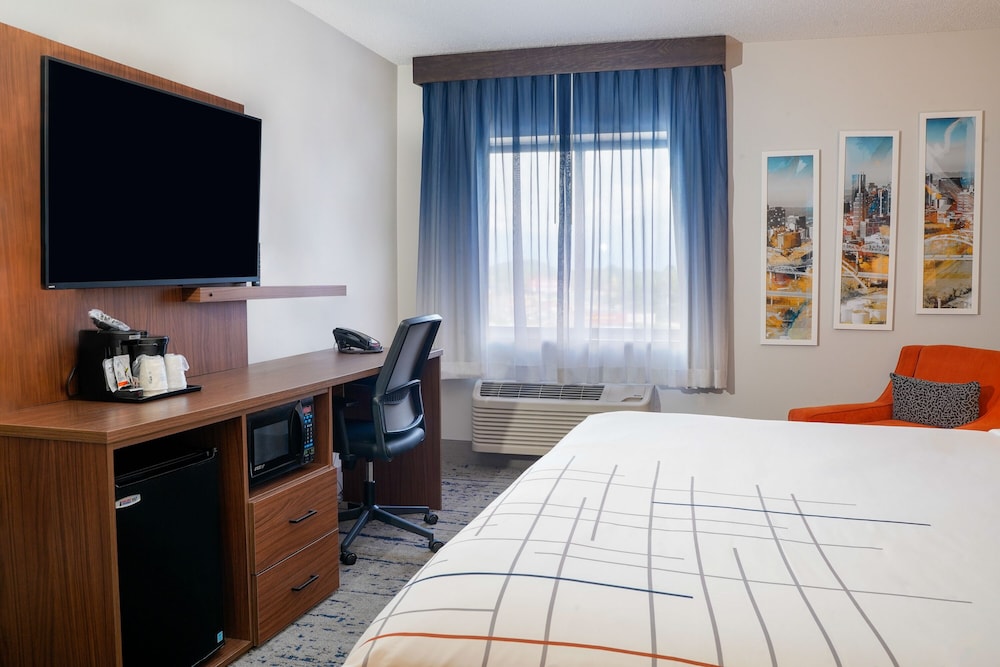 Room, 1 King Bed, Non Smoking - Photo 3