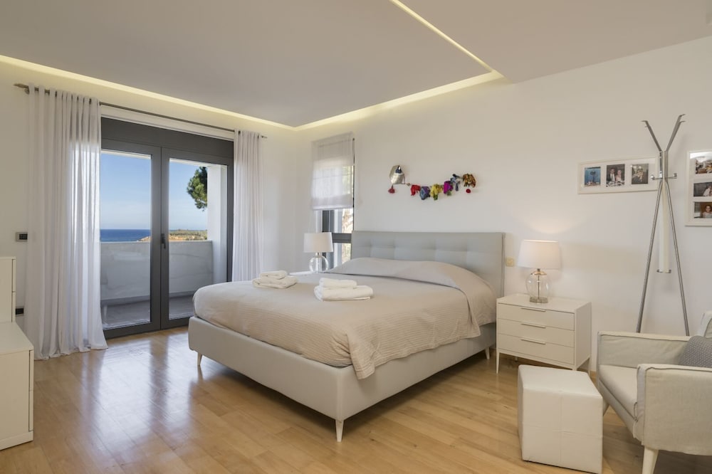 Luxury Villa, 4 Bedrooms