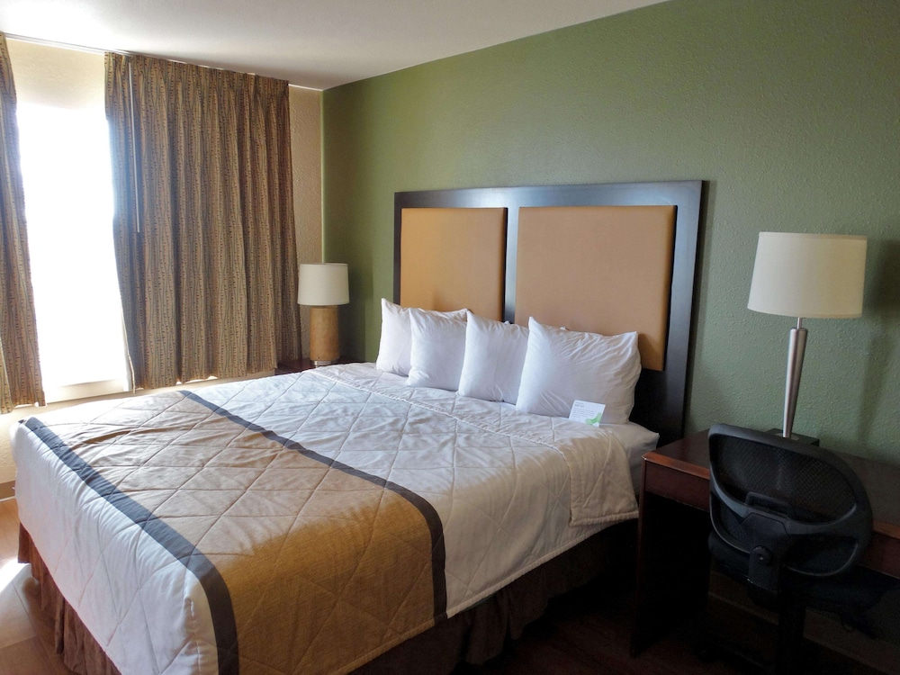 Deluxe Studio, 1 Queen Bed with Sofa bed, Non Smoking - Photo 1