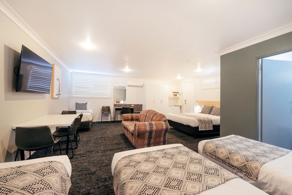 Family Suite, 1 Bedroom, Non Smoking, Kitchenette (Large Family Room)