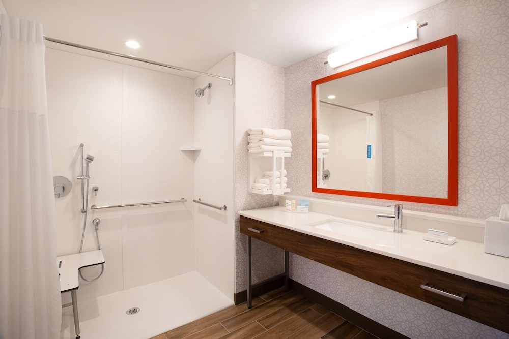 Suite, 1 King Bed, Accessible, Refrigerator & Microwave - Photo 4