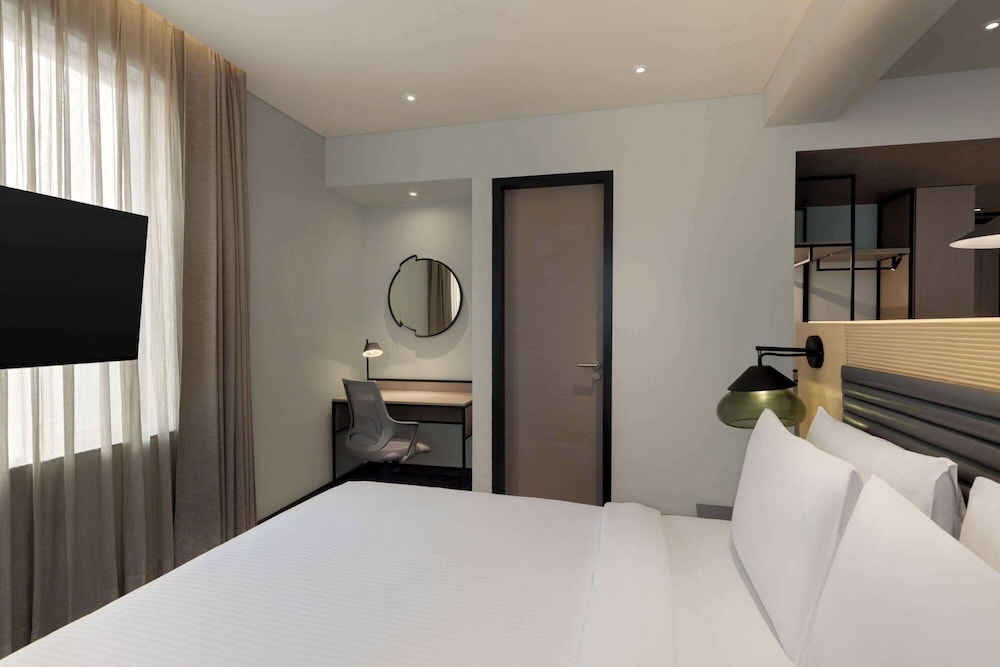 Junior Suite, 1 King Bed, Smoking - Photo 3