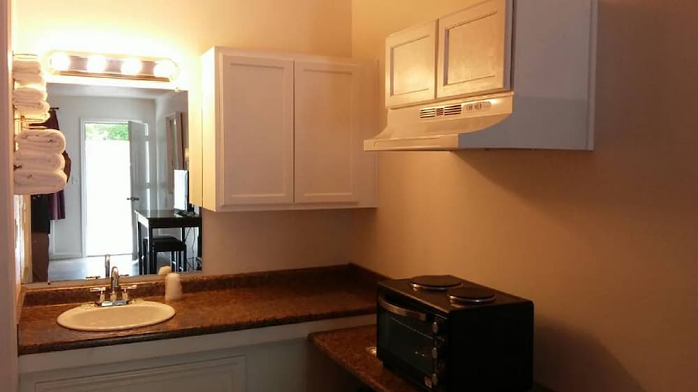 Design Room, 2 Double Beds, Kitchenette, Ground Floor photo 2