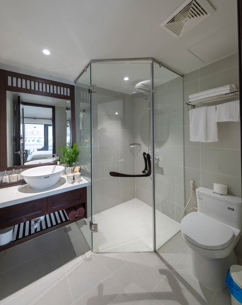 King Suite, Pool View - Photo 7