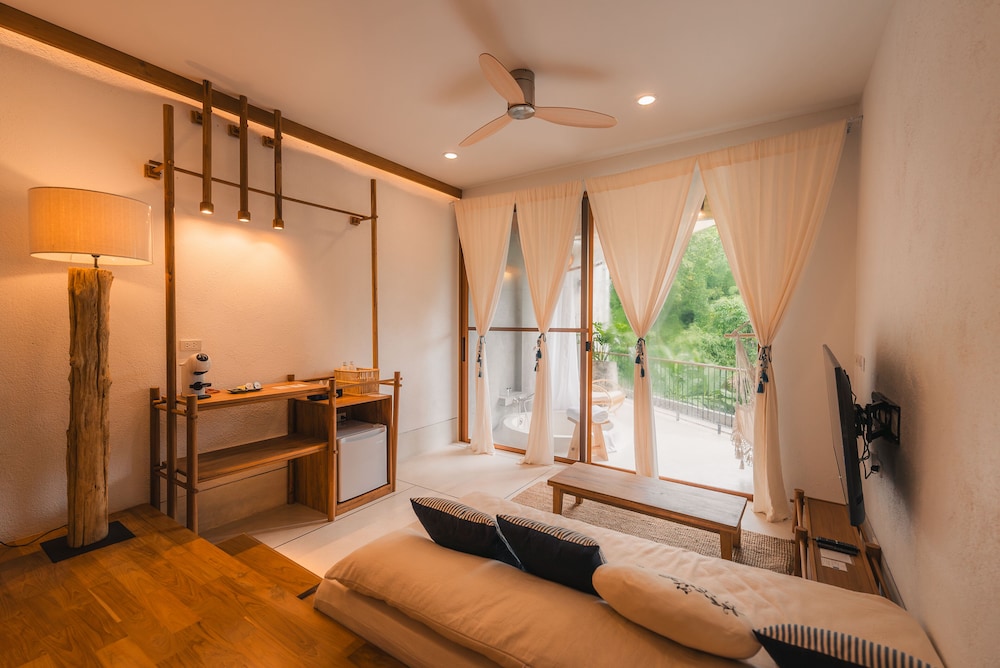 Luxury Suite with Bathtub on the Balcony - Photo 4