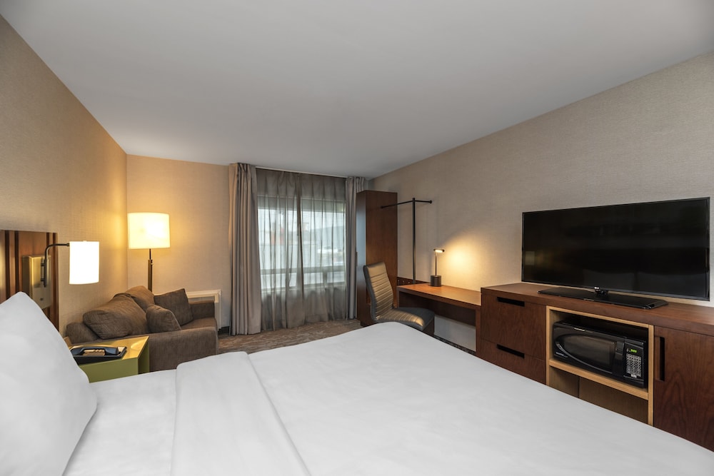 Room, 1 King Bed, Non Smoking, Top Floor No Pets thumbnail 6