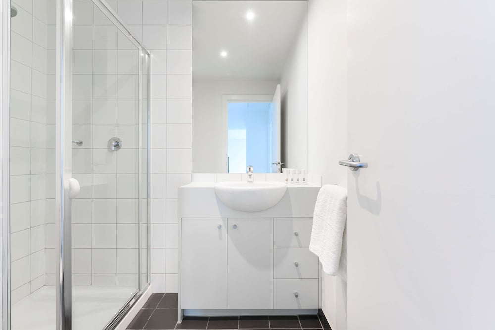 Premier Two Bedroom Apartment with View - Photo 19