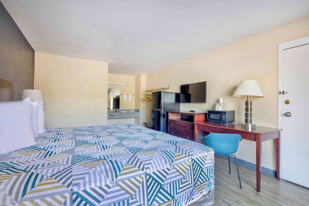 Standard Room, 1 King Bed, Non Smoking, Refrigerator & Microwave photo 2