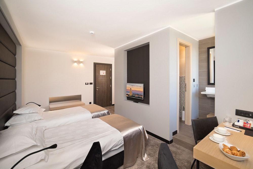 Superior Twin Room, City View photo 2