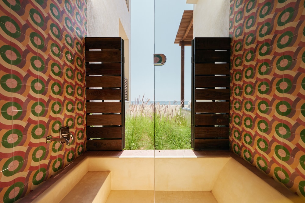 Room, 1 King Bed (Ocean, With Plunge Pool)