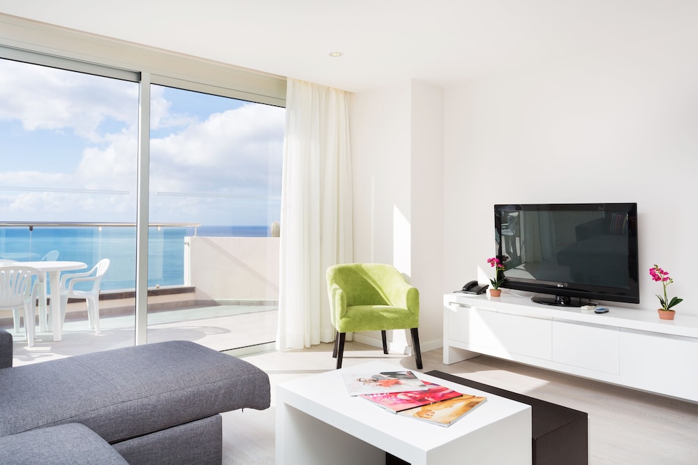 Luxury Apartment, 3 Bedrooms, Hot Tub, Sea View photo 2