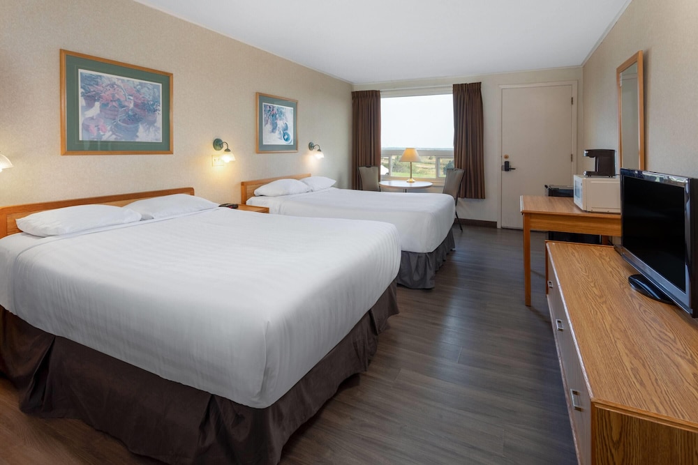 Room, 2 Queen Beds, Non Smoking (Drive-Up) - Photo 1