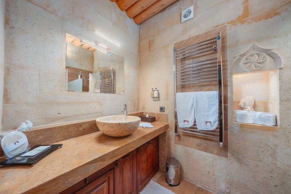 Royal King Suite - Photo 13